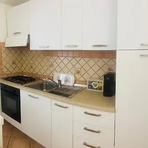 Appartamento EXCLUSIVE USE- USO ESCLUSIVO - La Maison de Gioel - ENTIRE HOUSE - INTERA CASA - WITH KITCHENETTE - CON CUCININO - WITH WASHING MACHINE - CON LAVATRICE - FREE PUBLIC PARKING IN FRONT OF THE HOUSE - PARCHEGGIO PUBBLICO GRATUITO DIFRONTE ALLA CASA, Olbia